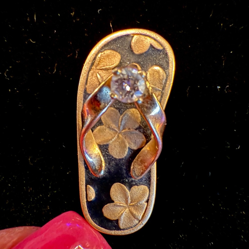 Vintage 14k yellow gold, Maui Divers plumeria Flip Flop w diamond pendant